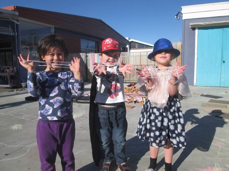 kids making string stars