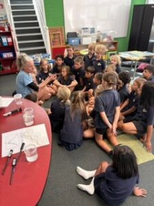 Glenis talking all things marine with tamariki