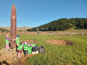 tamariki from Mayfield Kindergarten exploring around the pouwhenua