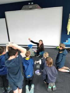 Ramona teaching the akonga about how long it takes for different types of waste to break down